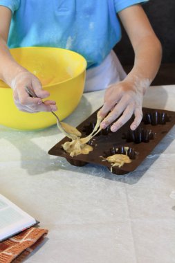 Küçük çocuk kek hazırlıyor. Komik ve ciddi okul çocuğu bir hamur hazırlar ve lezzetli bir tatlı yapar. Evde izole bir şekilde oturup, çocuğu nasıl oynayacağımı. # Sanatı kilitle