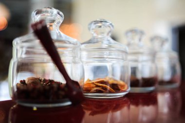 Cam kavanozlarda çay için malzemeler.