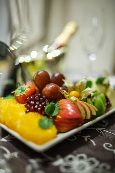 Placa Frutas Con Manzanas Uvas Naranjas Kiwis Fresas Mesa —  Fotos de Stock