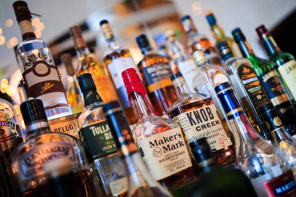 Várias Garrafas Bebidas Alcoólicas Prateleira Bar — Fotografia de Stock