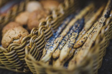 Otel restoranında, üzerinde haşhaş tohumları olan güzel tasarlanmış büfe masası.