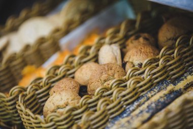 Otel restoranında güzel tasarlanmış açık büfe masası ve sepetinde kurabiyeler.