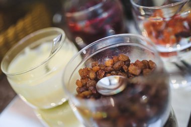 Otel restoranında kavanozda kuru üzümlerle güzel tasarlanmış bir açık büfe masası.