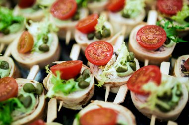 Güzel dekore edilmiş yemek masası, salatalar ve soğuk atıştırmalıklarla..