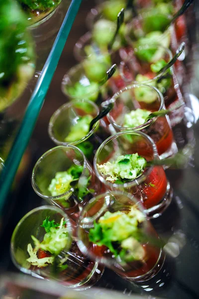 Mesa Banquete Catering Bellamente Decorada Con Ensaladas Aperitivos Fríos —  Fotos de Stock