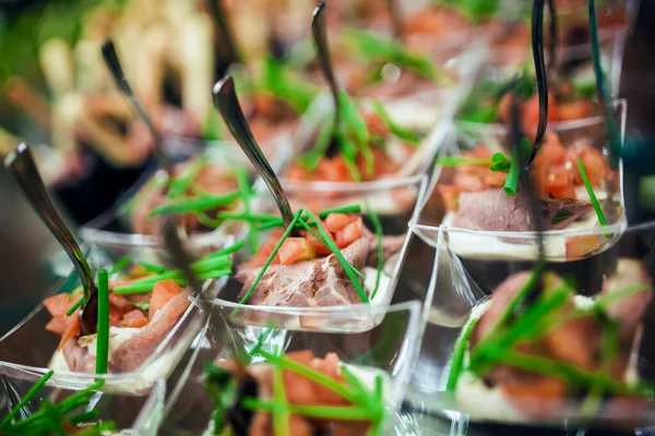 Mesa Banquete Catering Bellamente Decorada Con Ensaladas Aperitivos Fríos —  Fotos de Stock