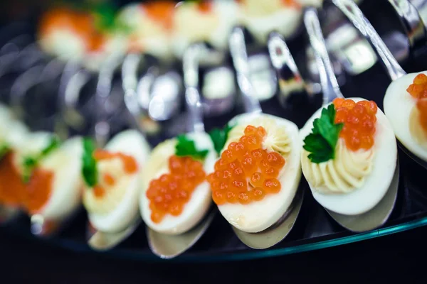 Mesa Banquete Catering Bellamente Decorada Con Profiteroles Ensaladas Aperitivos Fríos —  Fotos de Stock