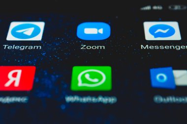 Ekran akıllı telefonundaki simge uygulaması ve diğer kurye simgesi uygulamasını yakınlaştır. Zoom Video Communications uzak konferans hizmetleri sunan bir şirkettir.. 