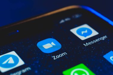 Ekran akıllı telefonundaki simge uygulaması ve diğer kurye simgesi uygulamasını yakınlaştır. Zoom Video Communications uzak konferans hizmetleri sunan bir şirkettir.. 