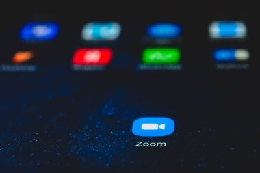 Ekran akıllı telefonundaki simge uygulaması ve diğer kurye simgesi uygulamasını yakınlaştır. Zoom Video Communications uzak konferans hizmetleri sunan bir şirkettir.. 