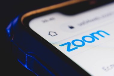 Ekran akıllı telefonundaki logo yakınlaştırma uygulaması. Zoom Video Communications uzak konferans hizmetleri sunan bir şirkettir..