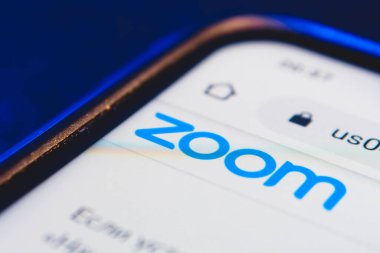 Ekran akıllı telefonundaki logo yakınlaştırma uygulaması. Zoom Video Communications uzak konferans hizmetleri sunan bir şirkettir..