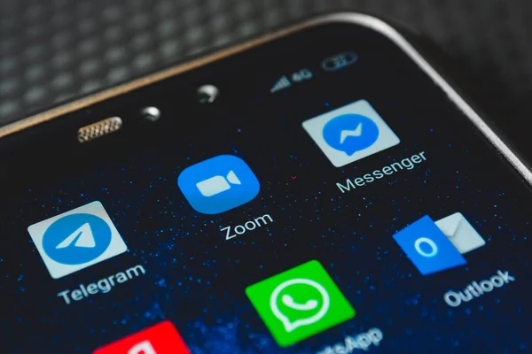 Ekran akıllı telefonundaki simge uygulaması ve diğer kurye simgesi uygulamasını yakınlaştır. Zoom Video Communications uzak konferans hizmetleri sunan bir şirkettir.