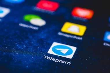Telgraf simgesi uygulaması ve ekrandaki diğer haberci simgesi uygulaması. Telegram bir çevrimiçi sosyal medya ağıdır..