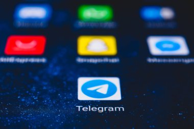 Telgraf simgesi uygulaması ve ekrandaki diğer haberci simgesi uygulaması. Telegram bir çevrimiçi sosyal medya ağıdır..