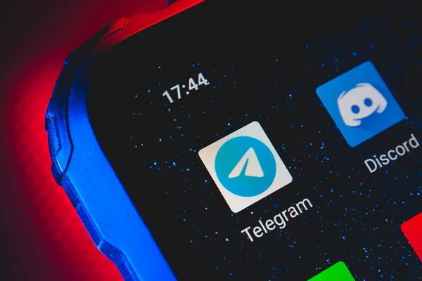 Приложение Иконкой Telegram Другое Приложение Изображением Мессенджера Экране Смартфона Крупным — стоковое фото