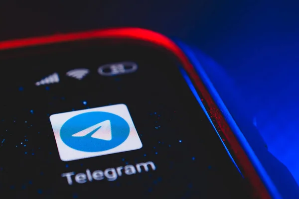 스마트폰 클로즈업 화면의 앱입니다 Telegram 온라인 미디어 네트워크이다 — 스톡 사진