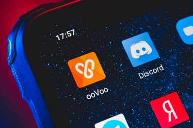 Ekran akıllı telefonundaki ooVoo simge uygulaması. ooVoo, 8 kişiyle aynı anda HD video aramasını destekleyen çapraz platform ses ve metin mesajlaşması uygulaması.