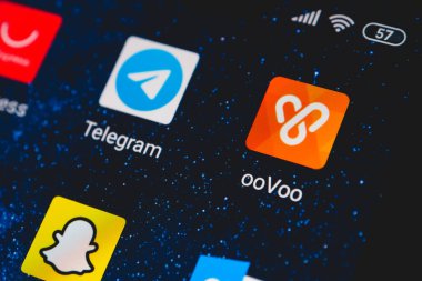 Ekran akıllı telefonundaki ooVoo simge uygulaması. ooVoo, 8 kişiyle aynı anda HD video aramasını destekleyen çapraz platform ses ve metin mesajlaşması uygulaması.