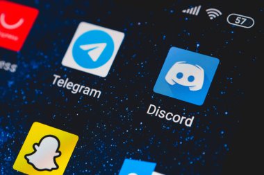 Ekran akıllı telefonundaki Discord uygulaması simgesi. Discord, metin, görüntü, video ve ses iletişiminde uzmanlaşmış video oyunu toplulukları için tasarlanmış bir platform..