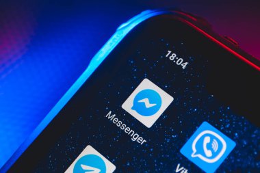 Ekran akıllı telefonundaki Facebook Messenger uygulama simgesi. Çevrimiçi internet sosyal medya ağı.