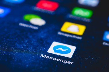 Ekran akıllı telefonundaki Facebook Messenger uygulama simgesi. Çevrimiçi internet sosyal medya ağı.