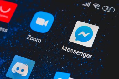 Ekran akıllı telefonundaki Facebook Messenger uygulama simgesi. Çevrimiçi internet sosyal medya ağı.