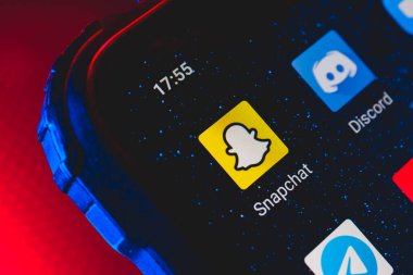 Ekran akıllı telefonundaki Snapchat uygulama simgesi. Snapchat bir çevrimiçi sosyal ağ multimedya mesajlaşma uygulaması.