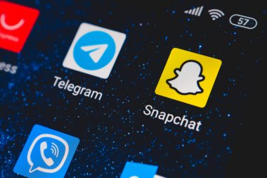 Ekran akıllı telefonundaki Snapchat uygulama simgesi. Snapchat bir çevrimiçi sosyal ağ multimedya mesajlaşma uygulaması.