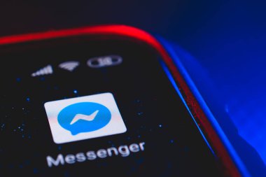 Ekran akıllı telefonundaki Facebook Messenger uygulama simgesi. Çevrimiçi internet sosyal medya ağı.