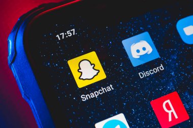 Ekran akıllı telefonundaki Snapchat uygulama simgesi. Snapchat bir çevrimiçi sosyal ağ multimedya mesajlaşma uygulaması.