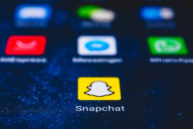 Ekran akıllı telefonundaki Snapchat uygulama simgesi. Snapchat bir çevrimiçi sosyal ağ multimedya mesajlaşma uygulaması.