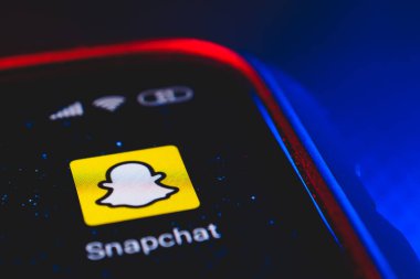 Ekran akıllı telefonundaki Snapchat uygulama simgesi. Snapchat bir çevrimiçi sosyal ağ multimedya mesajlaşma uygulaması.