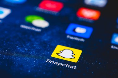 Ekran akıllı telefonundaki Snapchat uygulama simgesi. Snapchat bir çevrimiçi sosyal ağ multimedya mesajlaşma uygulaması.