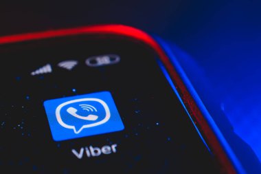 Ekran akıllı telefonunda Viber uygulama simgesi. Viber insanları birbirine bağlayan bir çağrı ve mesajlaşma uygulamasıdır..