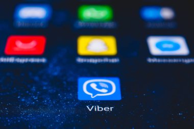 Ekran akıllı telefonunda Viber uygulama simgesi. Viber insanları birbirine bağlayan bir çağrı ve mesajlaşma uygulamasıdır..