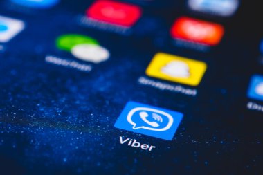Ekran akıllı telefonunda Viber uygulama simgesi. Viber insanları birbirine bağlayan bir çağrı ve mesajlaşma uygulamasıdır..