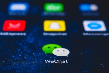Ekran akıllı telefonunda silah uygulaması simgesi. WeChat, Çin 'de çok amaçlı bir mesajlaşma, sosyal medya ve mobil ödeme uygulaması..