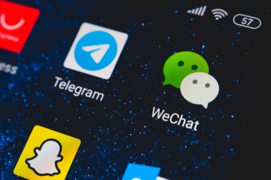 Ekran akıllı telefonunda silah uygulaması simgesi. WeChat, Çin 'de çok amaçlı bir mesajlaşma, sosyal medya ve mobil ödeme uygulaması..