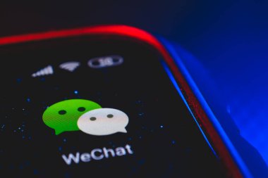 Ekran akıllı telefonunda silah uygulaması simgesi. WeChat, Çin 'de çok amaçlı bir mesajlaşma, sosyal medya ve mobil ödeme uygulaması..