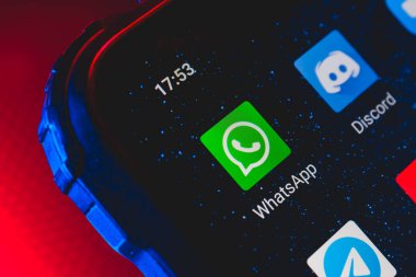 Ekran akıllı telefonundaki WhatsApp simgesi. WhatsApp cep telefonları ve bilgisayarlar için ücretsiz mesaj ve arama uygulaması.
