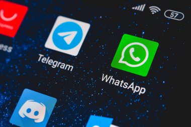 Ekran akıllı telefonundaki WhatsApp simgesi. WhatsApp cep telefonları ve bilgisayarlar için ücretsiz mesaj ve arama uygulaması.