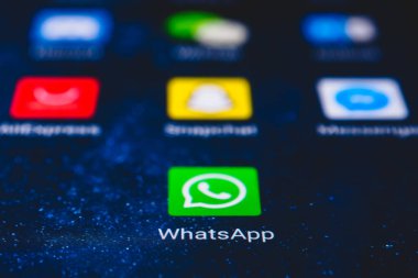 Ekran akıllı telefonundaki WhatsApp simgesi. WhatsApp cep telefonları ve bilgisayarlar için ücretsiz mesaj ve arama uygulaması.