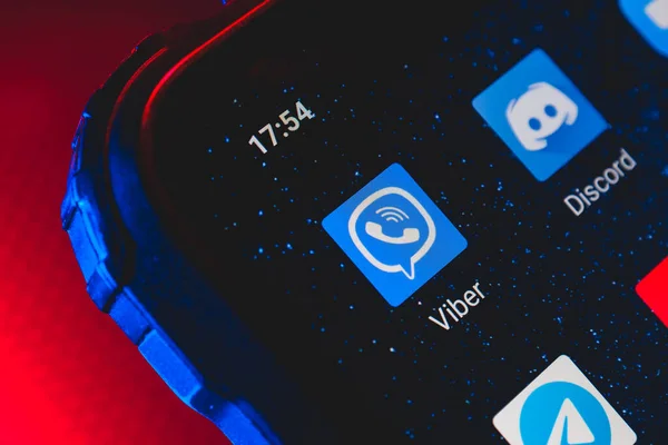屏幕智能手机上的Viber应用程序图标 Viber是一个连接人们的呼叫和消息传递应用程序 — 图库照片