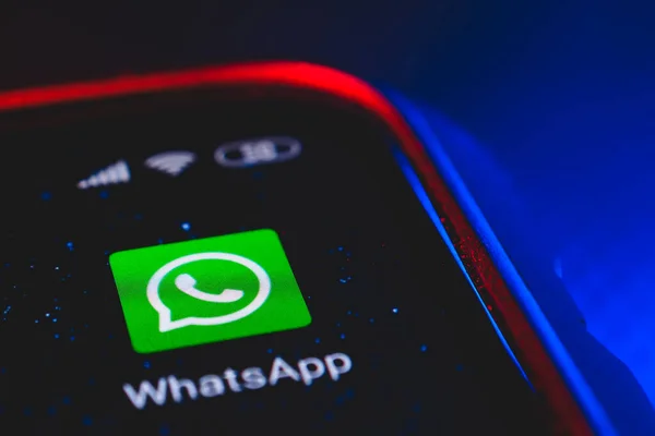 스크린 스마트폰에 Whatsapp 아이콘입니다 Whatsapp 무료로 메시지를 보내고 전화와 컴퓨터용 — 스톡 사진