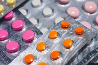 Bir sürü renkli tablet su topladı. İlaç endüstrisinin konsepti bu. Eczane-Eczane.