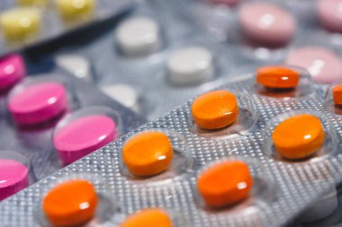 Bir sürü renkli tablet su topladı. İlaç endüstrisinin konsepti bu. Eczane-Eczane.