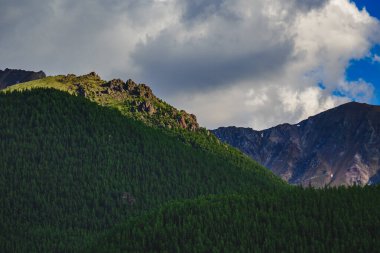 Rusya, Altai Krai 'nin Kuray bozkırında etkileyici bir dağ sırası.