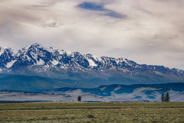 Rusya, Altai Krai 'nin Kuray bozkırında etkileyici bir dağ sırası.