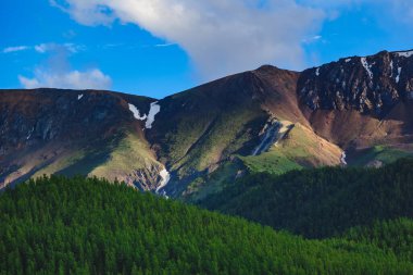 Rusya, Altai Krai 'nin Kuray bozkırında etkileyici bir dağ sırası.